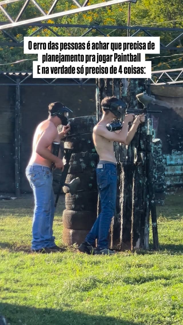 Jogador em ação intensa durante a rodada de paintball