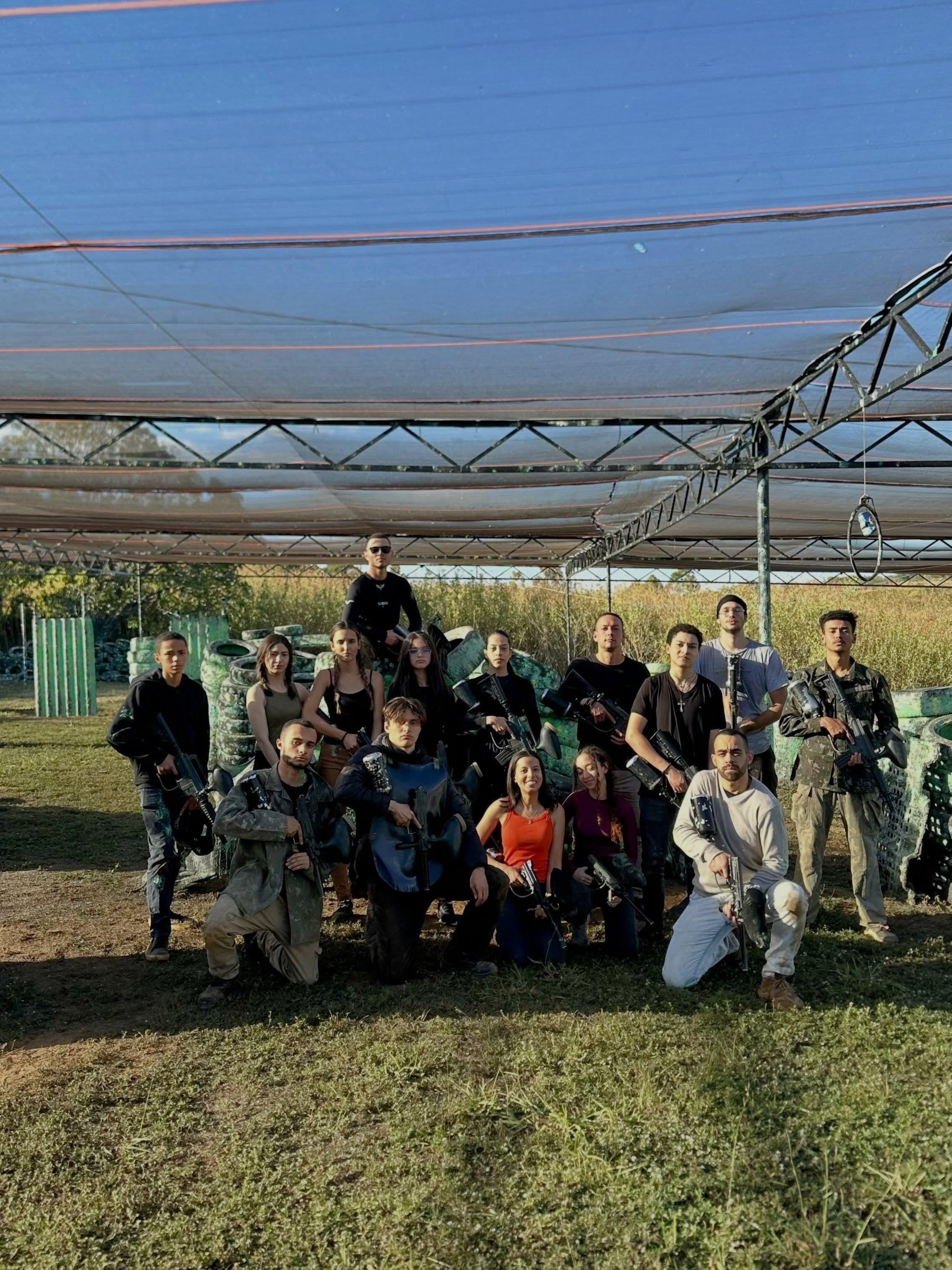 Grupo comemorando depois da partida de paintball em Brasília