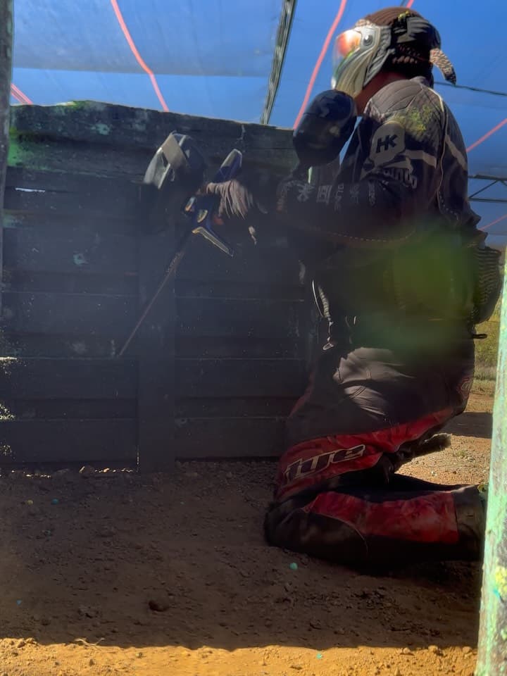 Momentos de um jogo de paintball aberto no campo