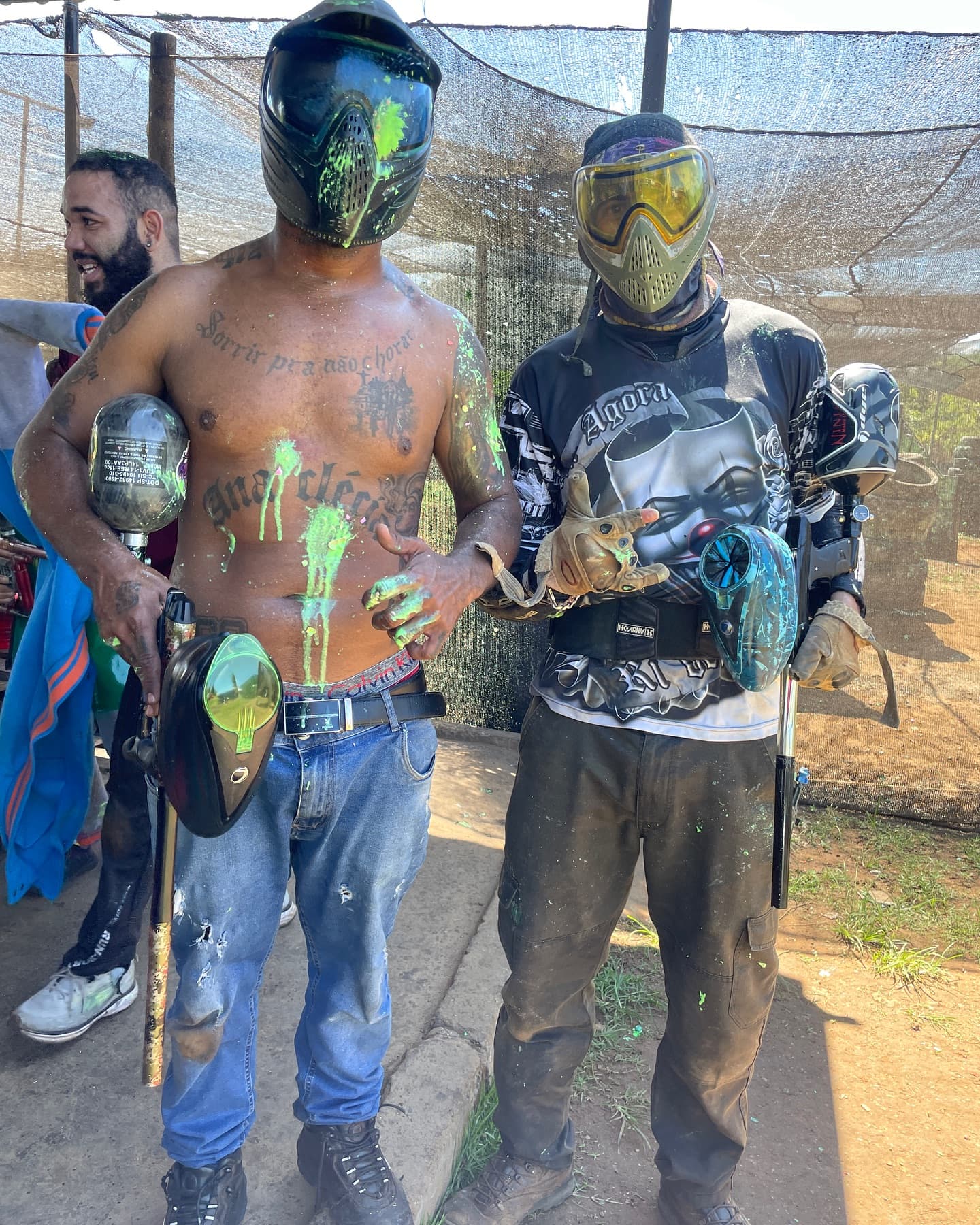 Jogadores mostrando as marcas de tinta depois da partida de paintball