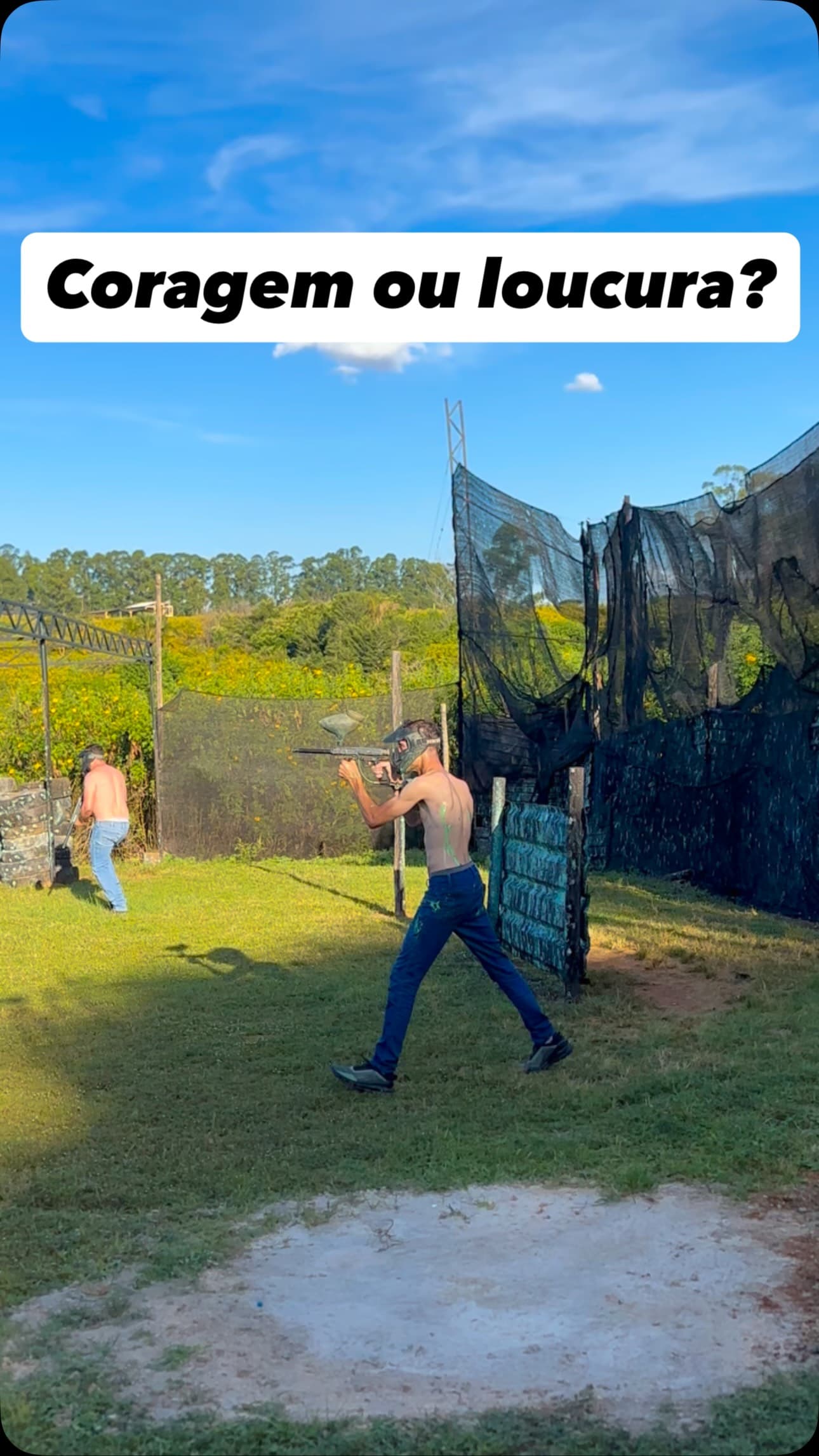 Duelo de perto entre dois jogadores de paintball em Brasília