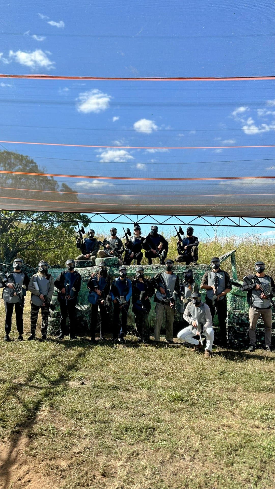 Grande grupo reunido sob a cobertura de sombrite do campo de paintball no Gama DF