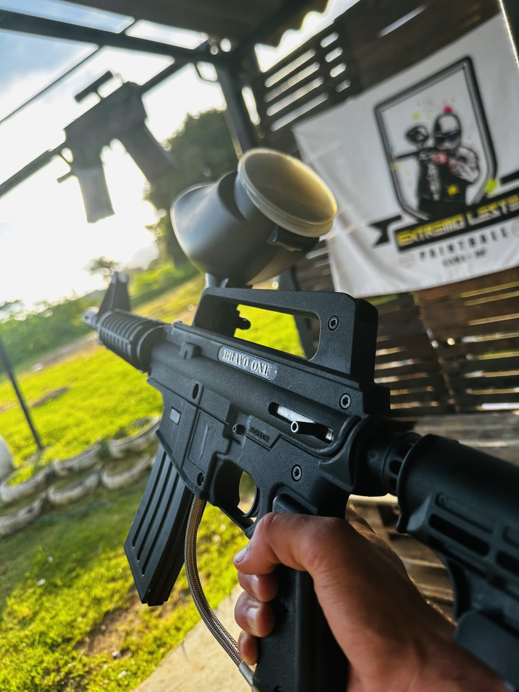 Jogador empunhando marcador de paintball no campo em Brasília